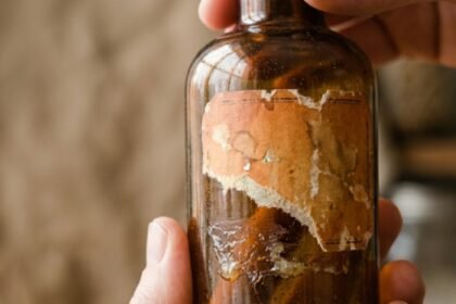 Remove sticky labels from glass jars in minutes using this common ingredient |