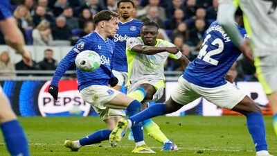 Jeremy Doku: Premier League: Doku’s last-gasp strike saves Man City, but Arsenal seize control of title race | Football News