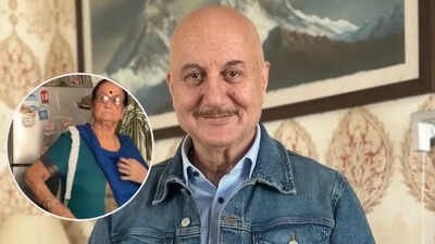 Anupam Kher: ‘Gifting mom is risky’: Anupam Kher decodes middle-class homes as mother Dulari steals the show with unscripted ‘ramp walk’ | Hindi Movie News